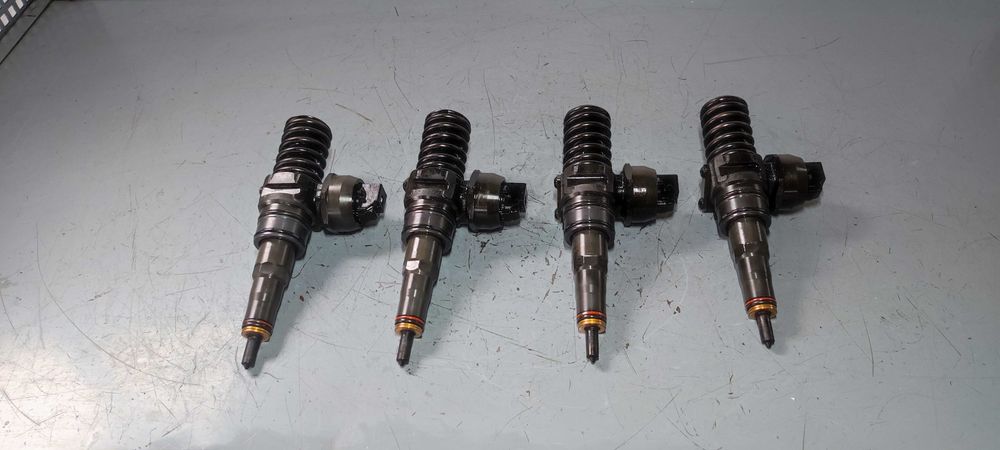 Injector volkswagen vw caddy life maxi 2008 motor 2.0 BMM cutie viteze manuala 6T cod KDM cod culoare LD7U