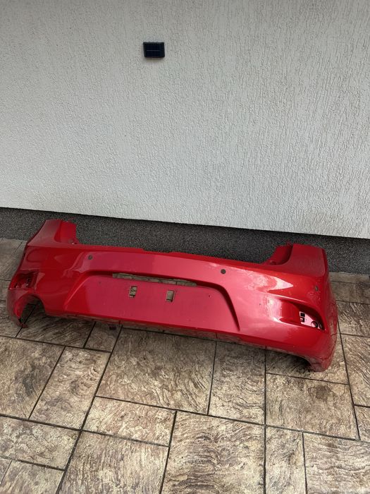 Spoiler Mazda 3 original culoarea rosu aprins (spart intr-un stalp)