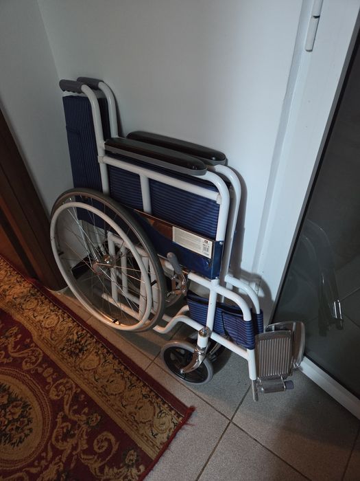 Scaun cu rotile pliabil pentru adulti