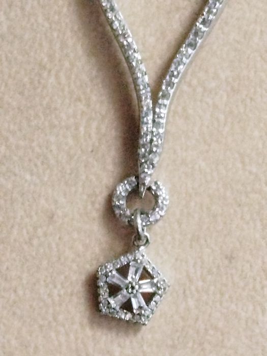 Vând colier din argint