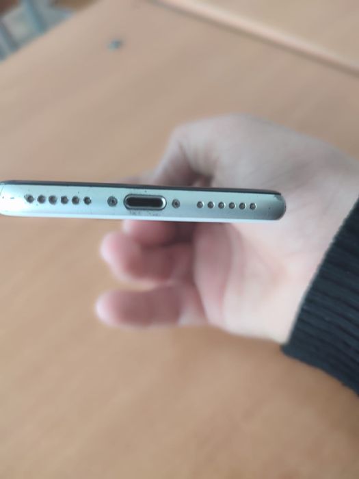 продам айфом се.