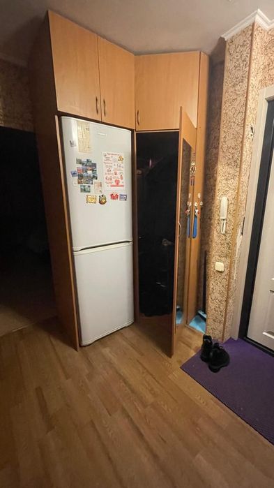 Продам угловой диван и прихожую.