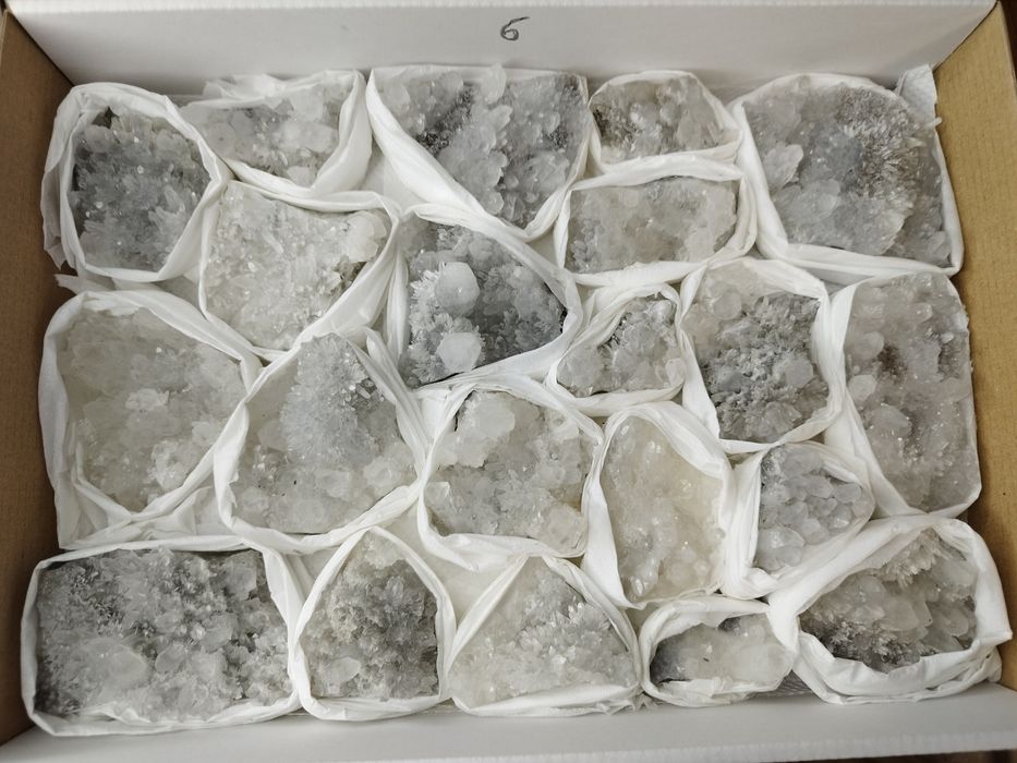 Минерали във кутии 23х30см