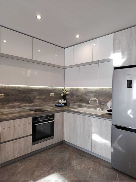 Луксико е с гараж ап.двустаен за нощувки до Гранд мол Лабиринт Фамилия