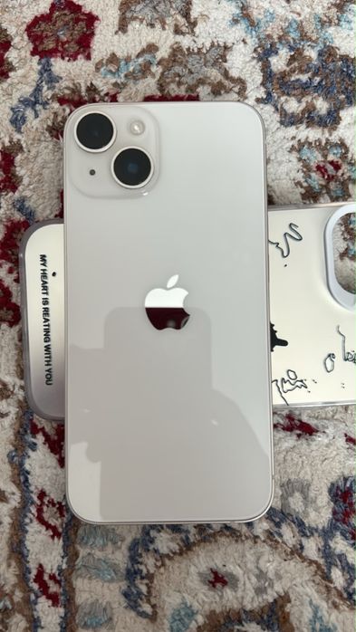 Белый iPhone 14.