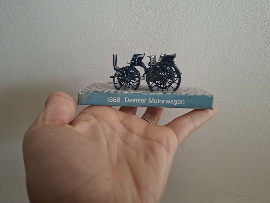 Два модела на коли Mercedes