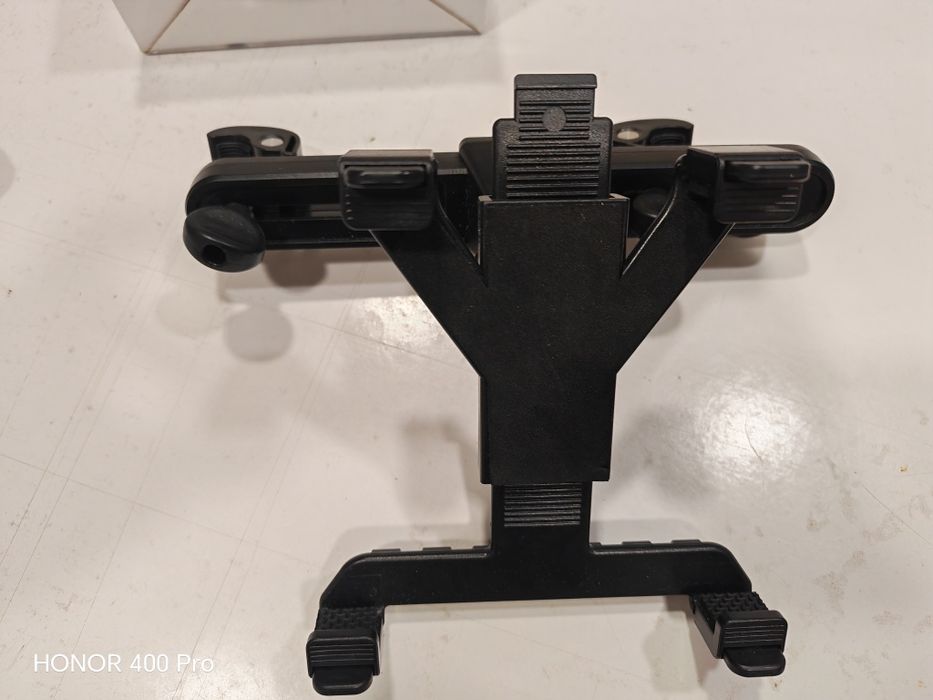 Продавам две стойки за таблет за задна седалка