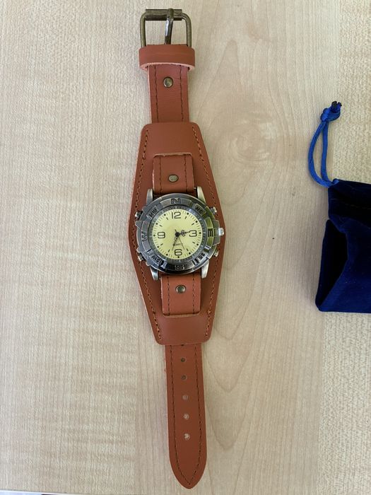 Часовник кожена гривна Quartz