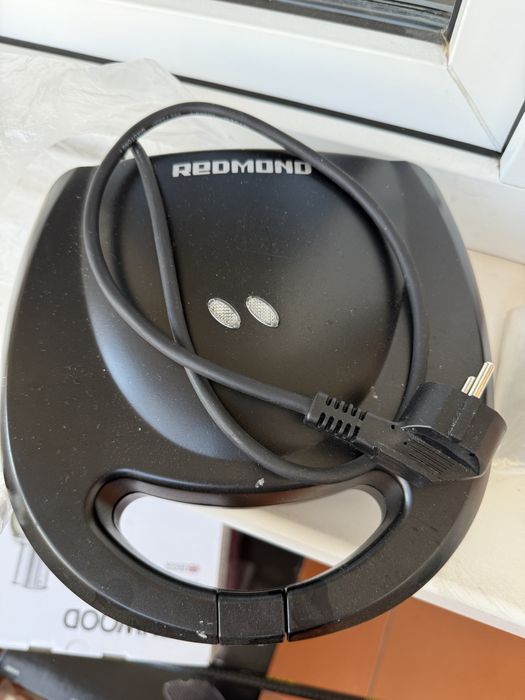 Вафельница редмонд