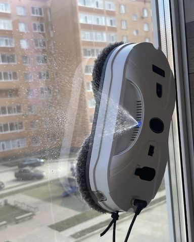 Робот мойщик окон с распылением