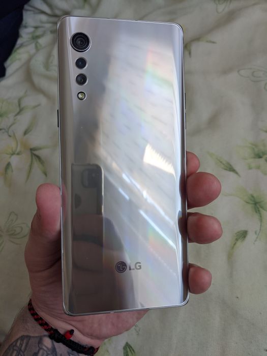 Продава се LG Velvet