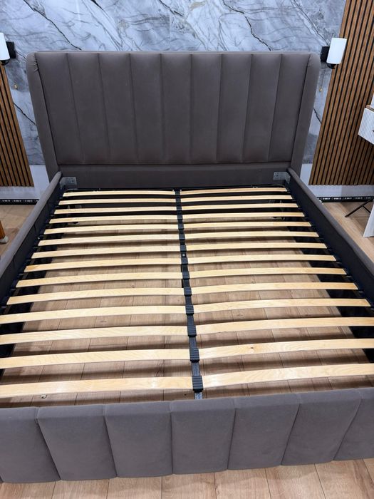 Двуспальная кровать