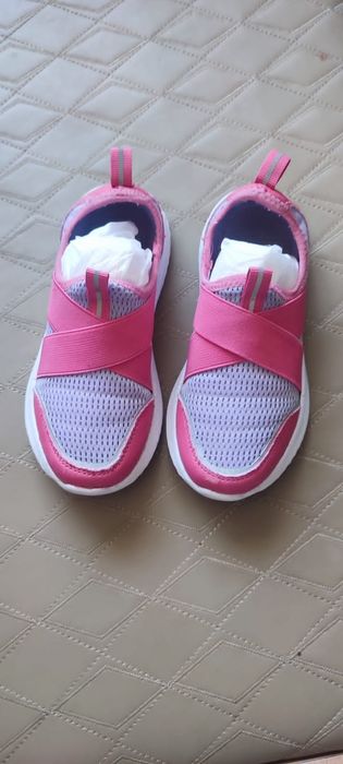 Продам кроссовки и сандали на девочку девочку