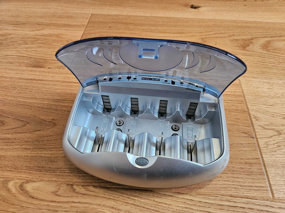 Incarcator baterii reincarcabile Ni-CD   Ni-MH  9V /  AA / AAA