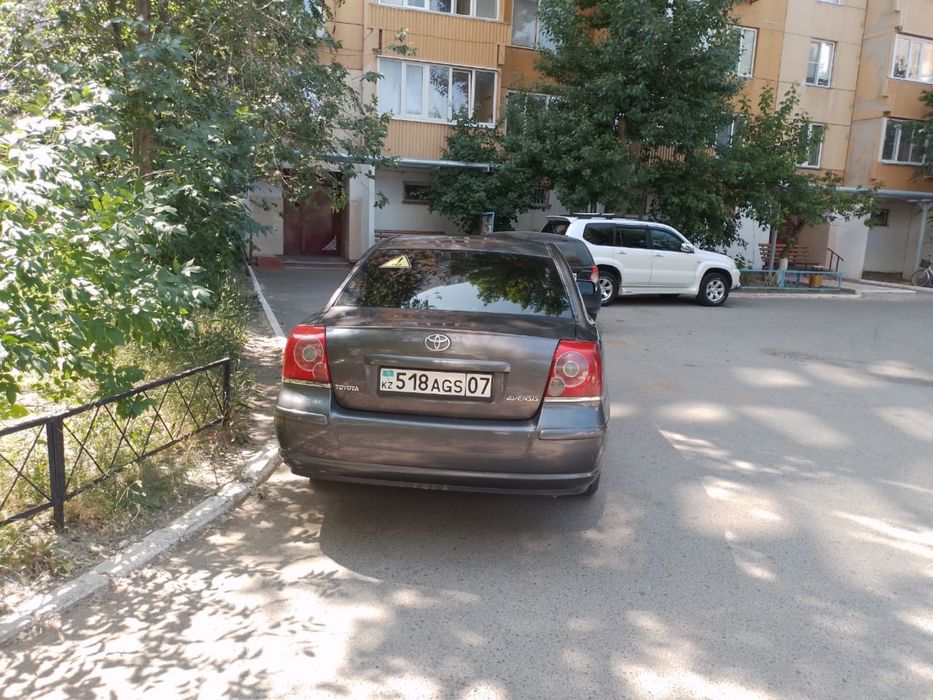 Продам машину тайота авенс