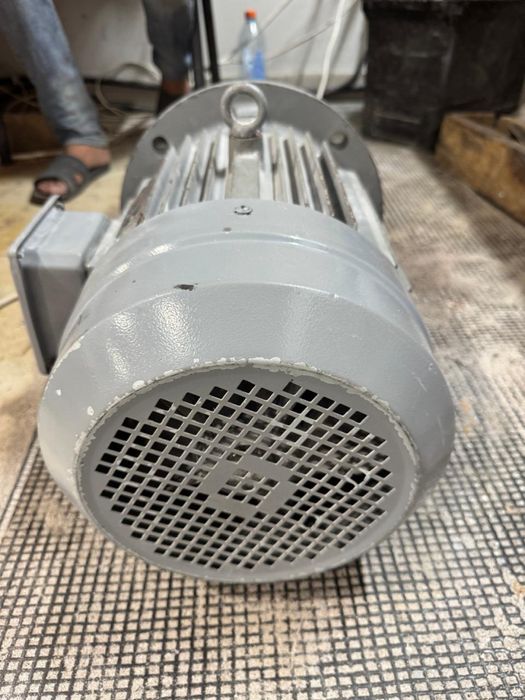 Продам трехфазный двигатель