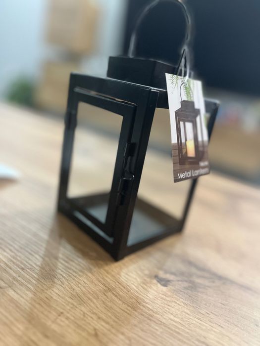 Метален фенер със стъкла.