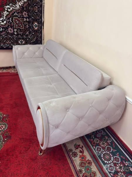 divan sotiladi. deyarli yengi. orqasi pasga yotadi