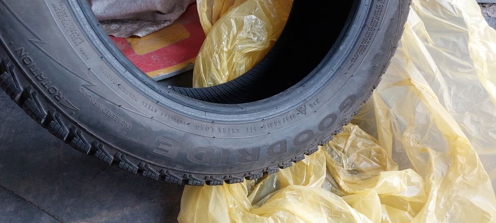 Продам зимние шины шипованные 2 шт.