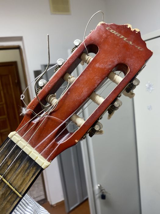 Продаю классическую гитару