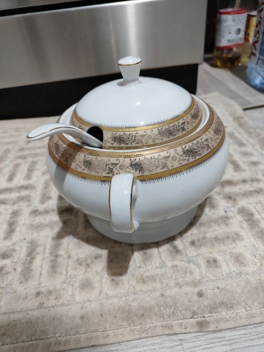 Столовая посуда супница