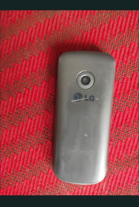 Telefon cu tastatură cu cameră foto video, foarte bine întreținut, arată foarte bine.