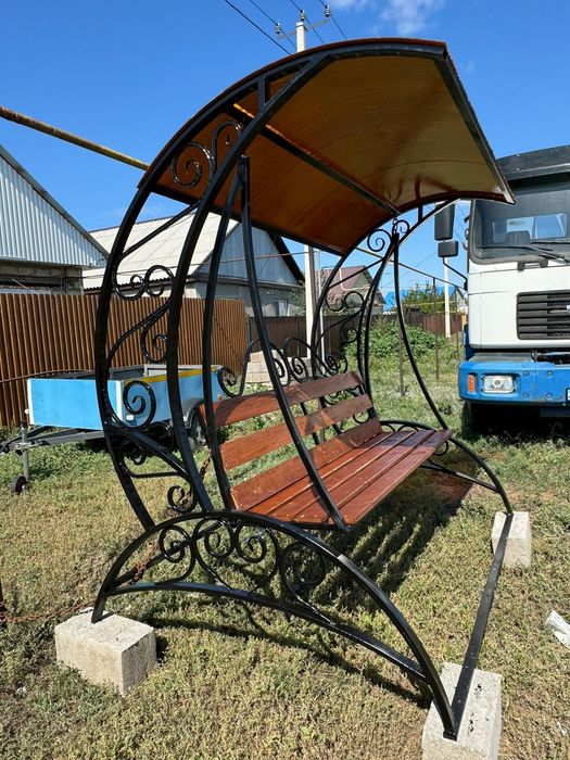 Садовая качеля из кованных элементов