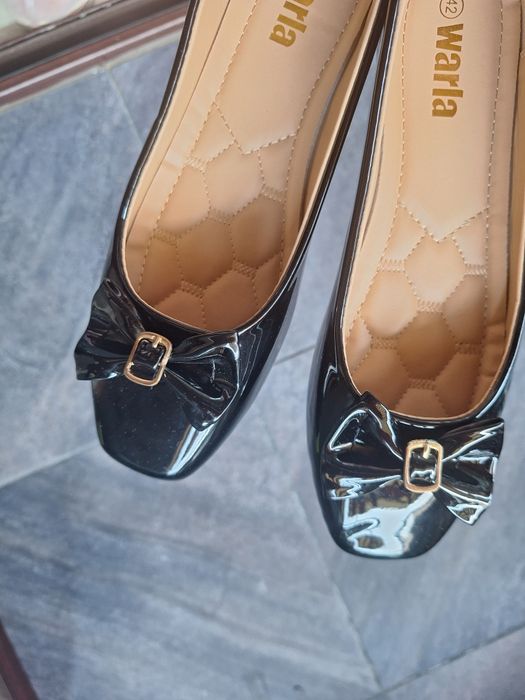 Черни лачени пантофки с панделка