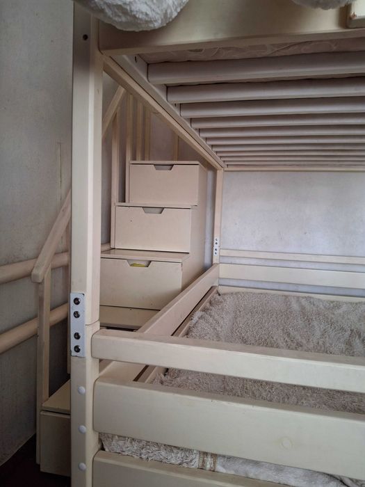 Двухярусная ковать домик с лестницей комодом