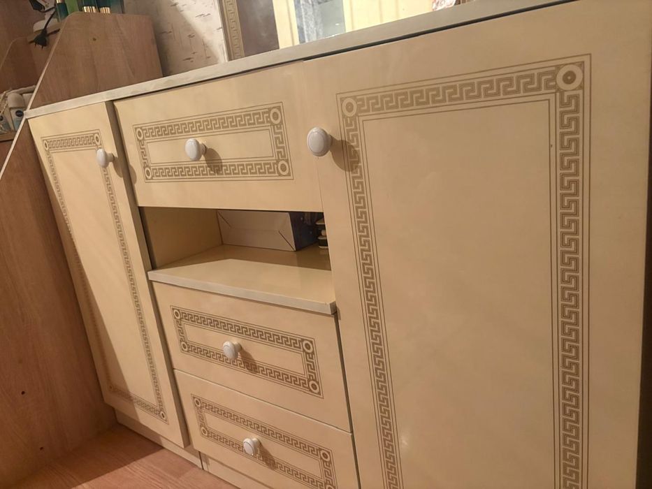 Бес есікті шифонер