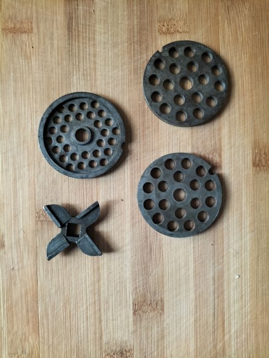 Продаю посуду- тарелки ЗиК, чайни4и хлопок, ложки мельхиор, вилки нерж