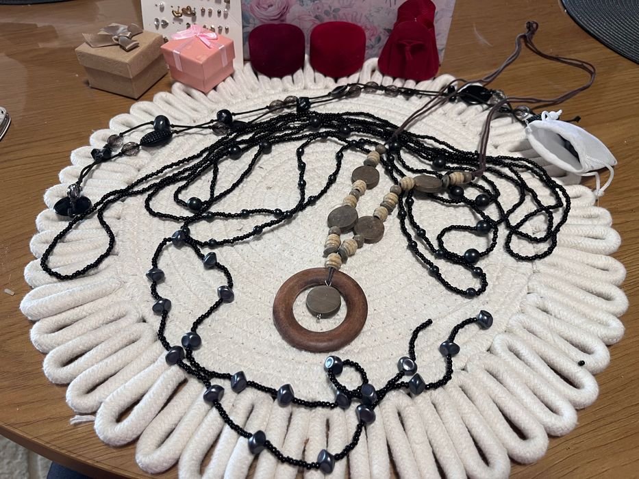 Пълна кутия с бижута