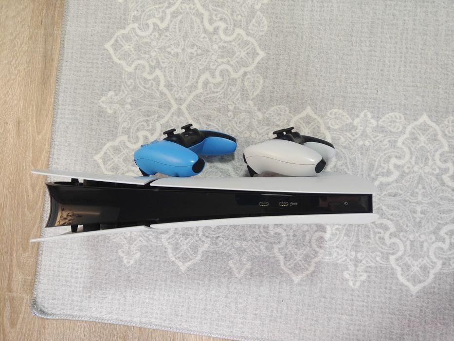 Vând PS 5 Slim + doua controllere!