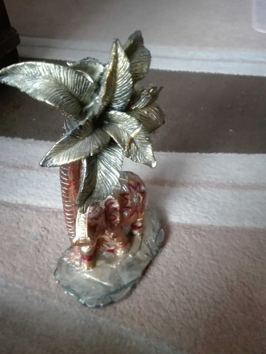 Слон  с палми за подарък.