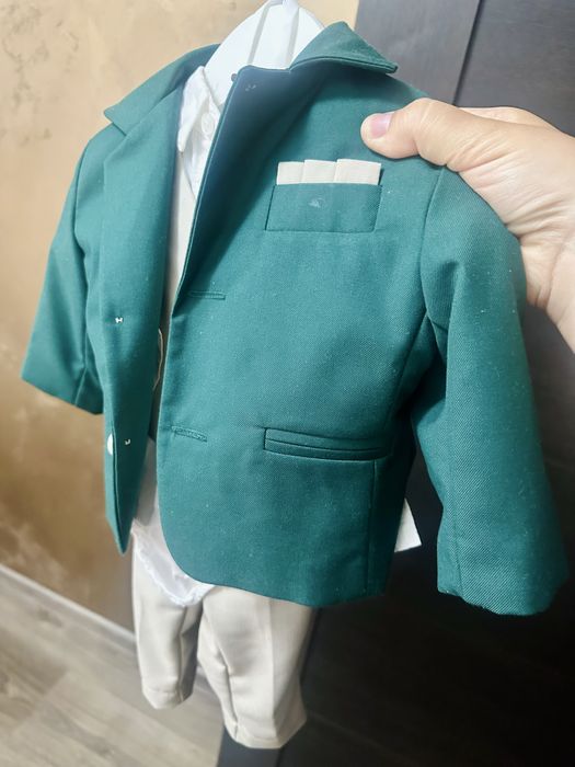 Costum botez baietel 6-9 luni elegant verde cu bej papion