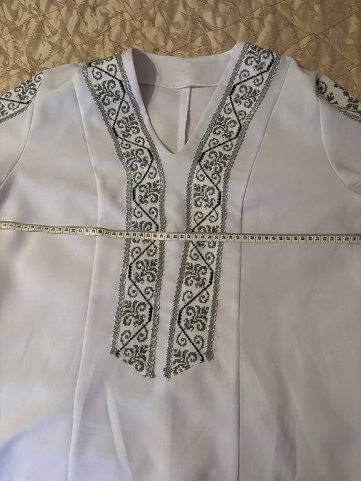 Costum popular facut manual