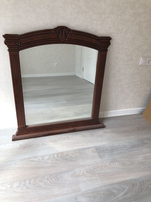 Зеркало в рамке.