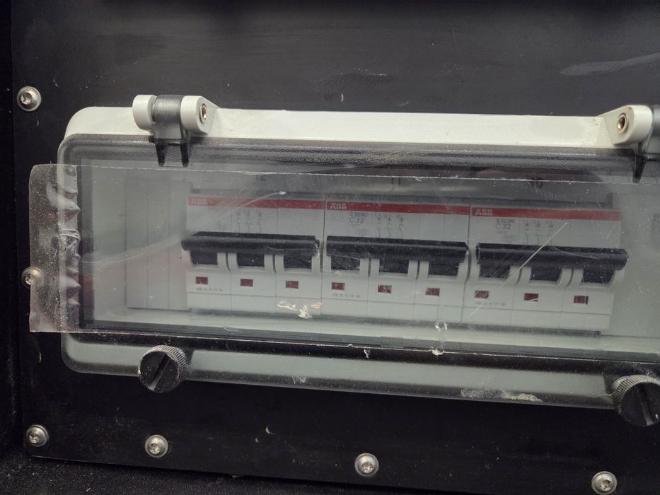 Distribuitor electric box Mennekes 63 amperi 6 x 380 6 x 220