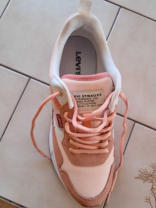 Adidasi Levi's marimea 39