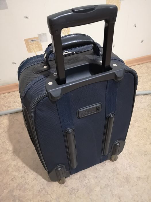 Чемодан среднего размера