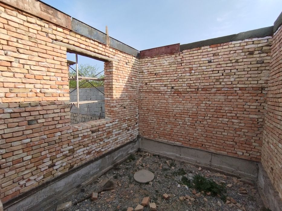 Уй сотилади Курулиши тугалланмаган!