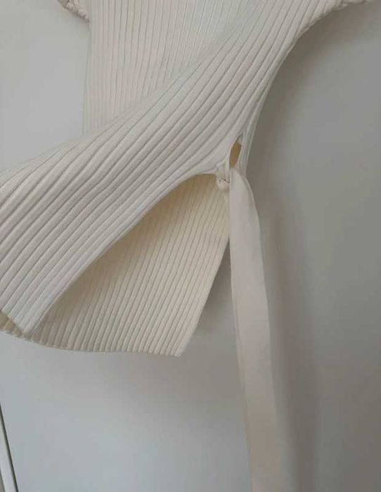 Top alb cu nervuri, Maje