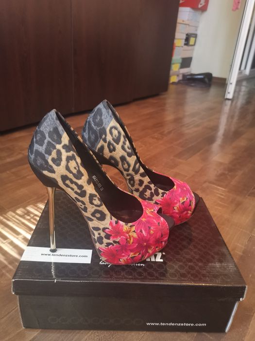 Дамски обувки с метален ток