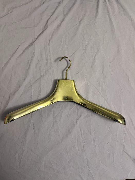 Золотые вешалки для магазина