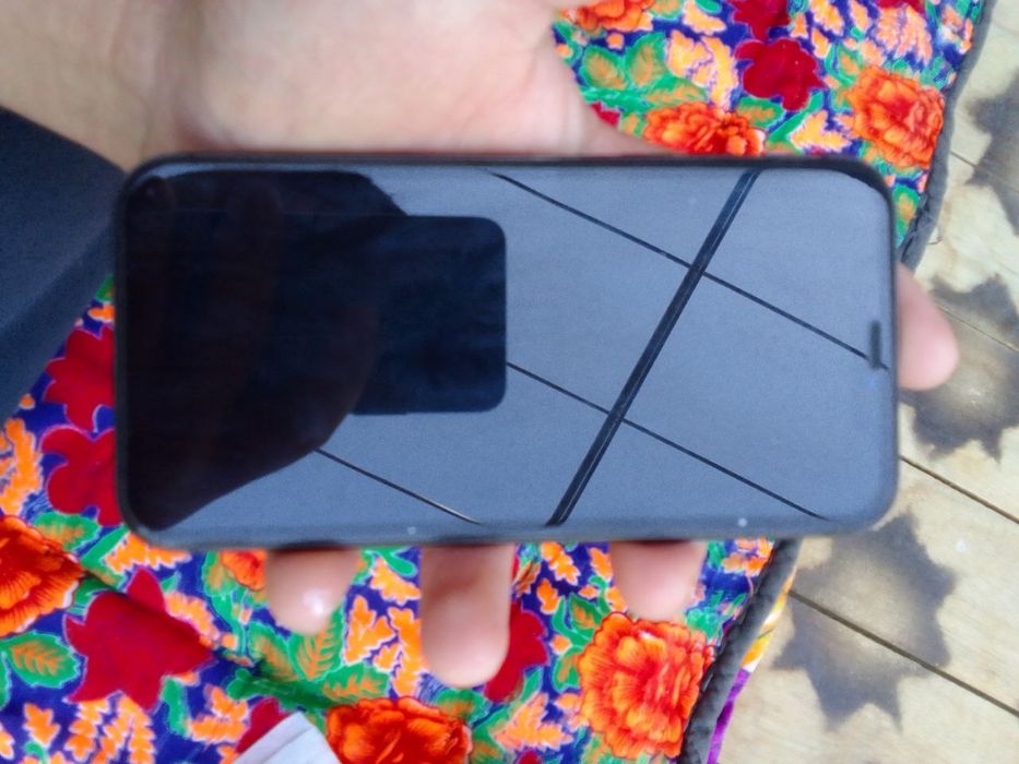 Iphone 11 rangi:qora