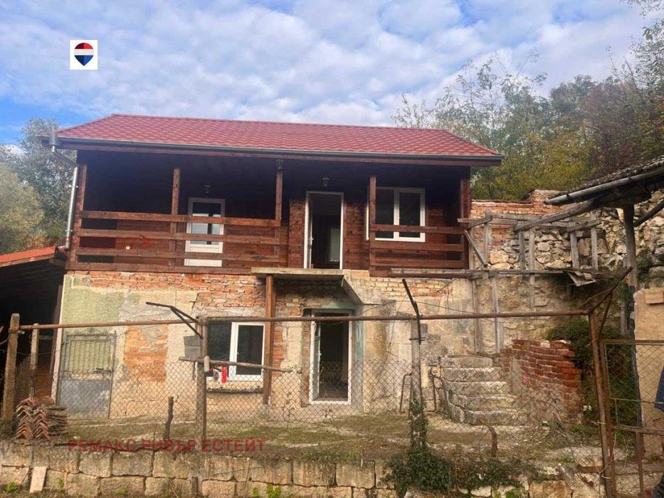 Къща на два етажа за продажба с. Червен