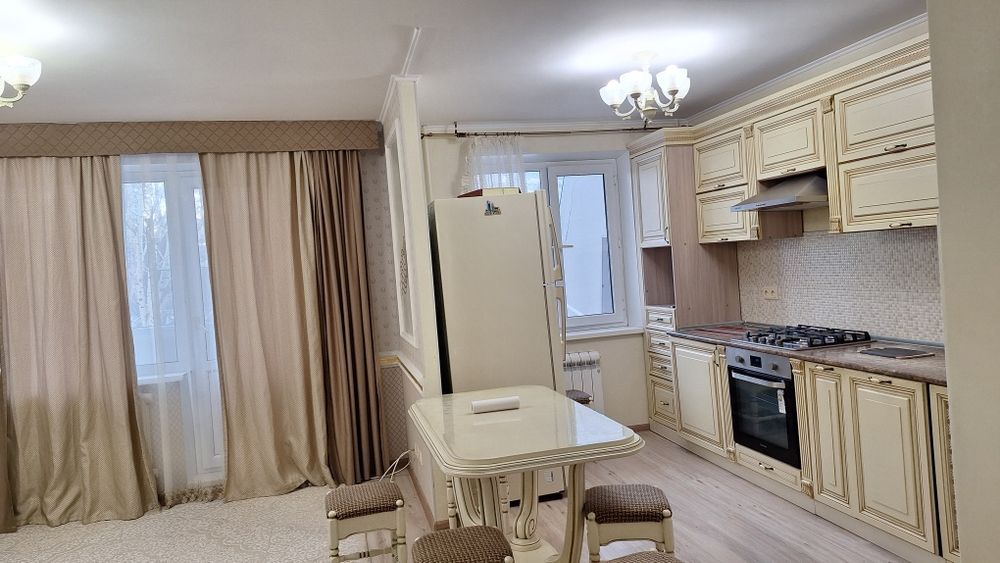 продам  трехкомнатную квартиру