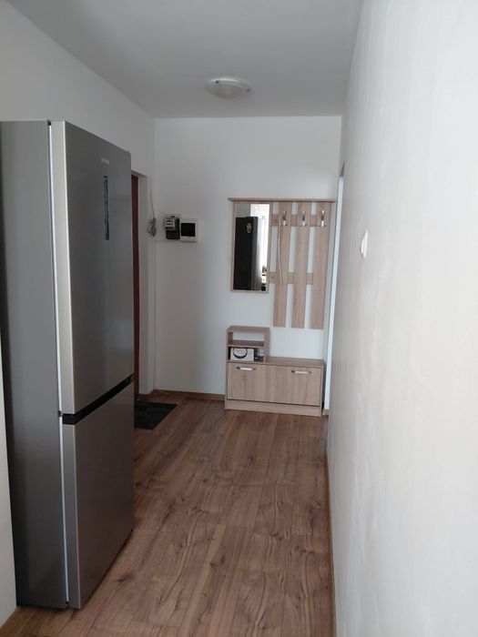 Închiriez apartament cu 2 camere