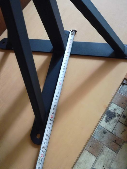 Изработвам стойки за боксови чували.