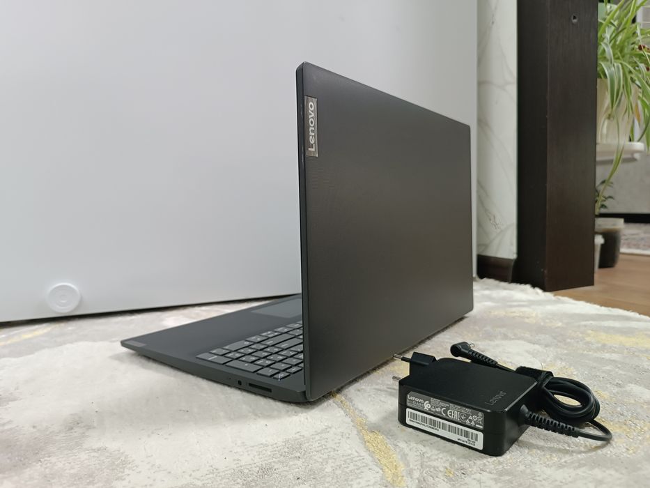 Ноутбук Lenovo AMD Современный.